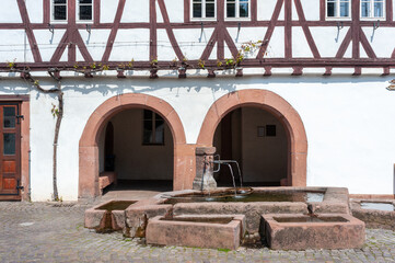 Fototapeta na wymiar Fachwerkfassade des historischen Rathauses in Leinsweiler. Region Pfalz im Bundesland Rheinland-Pfalz in Deutschland