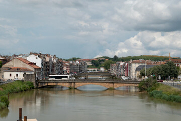 Vista panorâmica sobre a parte velha da cidade de Bayonne em França com o rio Adour e algumas pontes ao fundo num dia nublado
