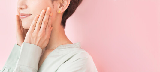 微笑んでいるショートヘアの日本人女性/ピンク背景ビューティーポートレート