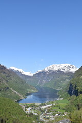 Fototapeta na wymiar Campingplatz und Wasserfall Geirangerfjord Norwegen
