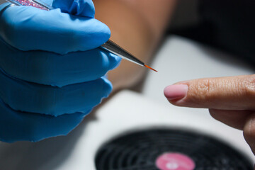 Proceso de manicura de uñas en salón de belleza y estética personal mujer y hombre