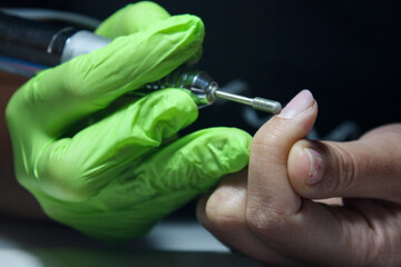 Proceso de manicura de uñas en salón de belleza y estética personal mujer y hombre