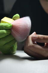 Proceso de manicura de u&ntilde;as en sal&oacute;n de belleza y est&eacute;tica personal mujer y hombre