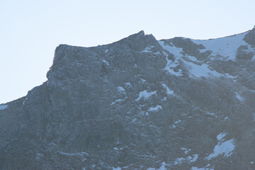 wczesnowiosenny krajobraz górski z resztkami śniegu i skałami