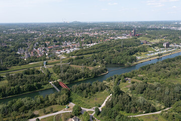 Die Autobahn ist das wichtigste Transportmittel auf dieser Welt