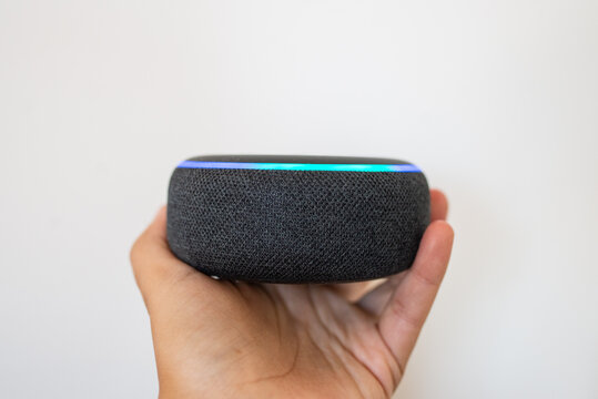 mão segurando echo-dot - 3a geração