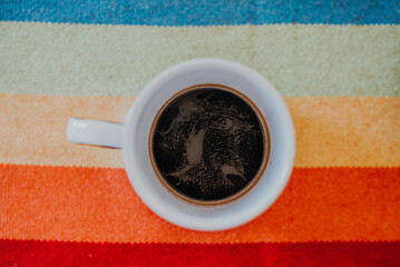xícara de café com fundo colorido