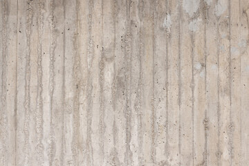 Struktur-Beton-Wand mit vertikalen Holzverschalungsabdrücken