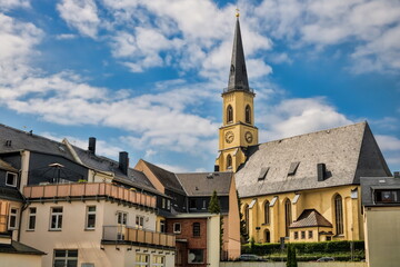 Obraz premium stollberg, deutschland - dachlandschaft mit kirchturm st. jakobi