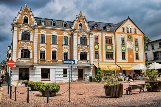 meerane, deutschland - sanierte alte h&auml;user am teichplatz