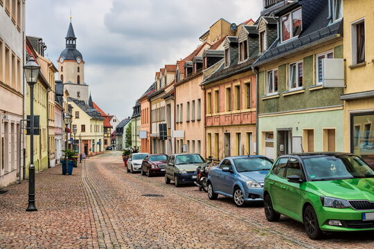 meerane, deutschland - marienstra&szlig;e mit martinskirche im hintergrund