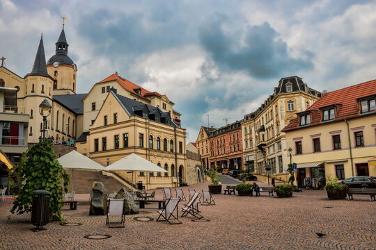 meerane, deutschland - teichplatz mit t&uuml;rmen der martinskirche