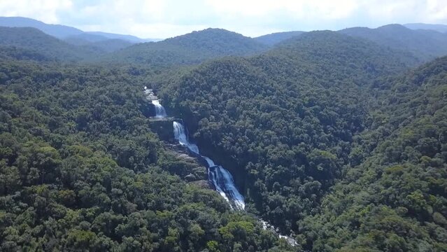 Aérea drone sobre a cachoeira do Bracuí na Serra da Bocaina no Brasil