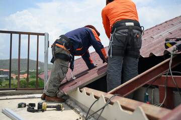 Fototapeta Professional engineer worker installing solar panels system on rooftop obraz