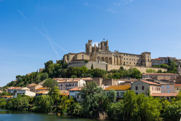 Cathédrale Saint-Nazaire de Béziers surplombant l'Orb depuis les berges du fleuve