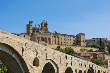 Fototapeta premium Cathédrale Saint-Nazaire de Béziers surplombant le Vieux Pont sur l'Orb