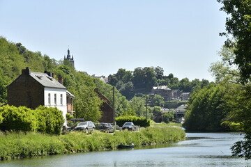La Sambre vue depuis Lobbes entre collines boisées, et au loin la flèche du beffroi de Thuin 