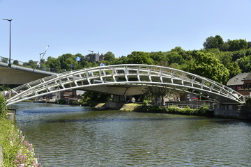 Le pont arqu&eacute; pour les pi&eacute;tons et cyclistes traversant la Sambre &agrave; Thuin 