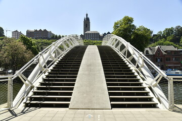Le pont arqué pour les piétons et cyclistes traversant la Sambre à Thuin 