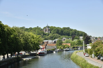 La ville basse de Thuin le long de la Sambre 