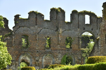Les vieux murs encore debout parfois couvert de végétation des bâtiments en ruines de l'abbaye...