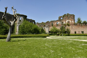 Fototapeta premium Le parc aménagé entre les ruines de l'abbaye d'Aulne à Thuin 