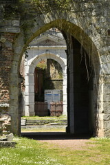 Fototapeta na wymiar Les arches rustiques des portes d'entrées aux ruines de l'abbaye d'Aulne à Thuin 