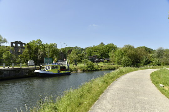 L'un des pontons d'accostage pr&egrave;s d'une &eacute;cluse sur la Sambre &agrave; Thuin (Hainaut)