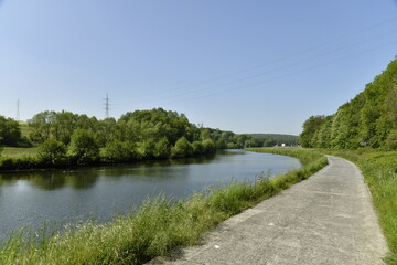 Chemin de halage longeant la Sambre dans une nature bucolique à Thuin 