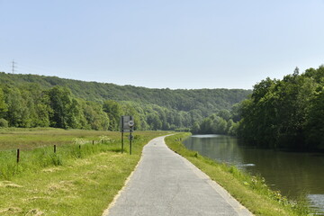 Chemin de halage longeant la Sambre à Thuin 