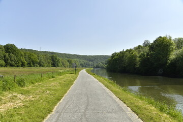 Chemin de halage longeant la Sambre à Thuin 