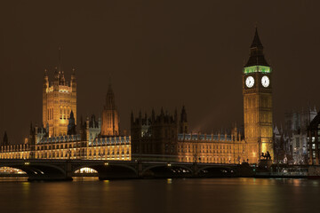 Fototapeta na wymiar Big Ben at night across the Thames river