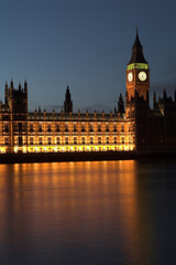 Fototapeta na wymiar Big Ben and the house of parliament just after sunset on the river Thames