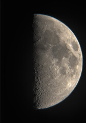 Gros plan sur une moitié de Lune © feuerpferd1111