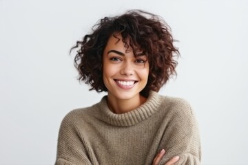 Obraz premium Portrait of a smiling young woman looking at camera over white background