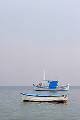 Naklejka premium greek fishing boats anchored off the beach