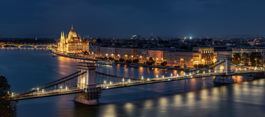 Fototapeta na wymiar Night photo of the beautiful historic bridge over the Danube river in Budapest. 