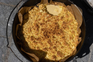 Norwegischer Apfelkuchen mit Streuseln im Dutch Oven.	
