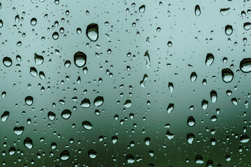 ガラス窓の水滴