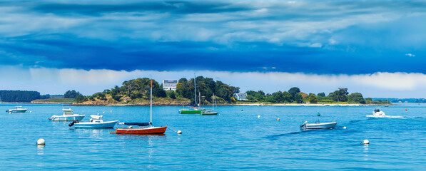 Fototapeta na wymiar Brittany atlantic ocean coast, island and boat- Morbihan in France