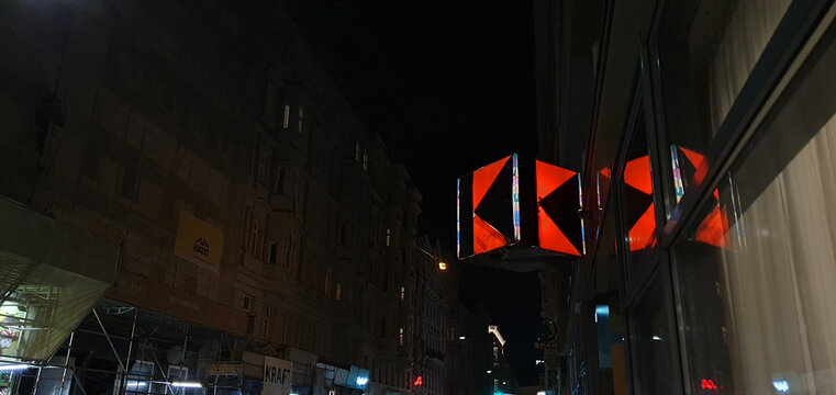 Kolping Logo beleuchtet in Wiener Nacht
