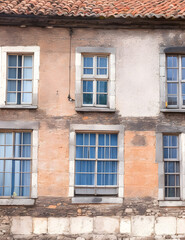 Fototapeta premium Generative AI KI alte Fassade mit Fenstern eins alten verlassenen Hauses