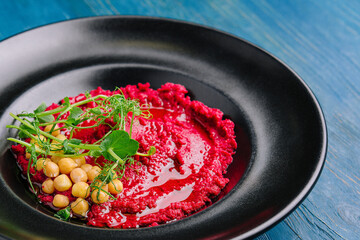 horseradish with chickpeas in a black plate