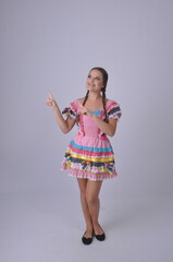 mulher sorridente com vestido de festa junina, festa de são joão 