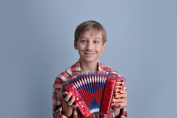 menino nordestino engraçado com roupas de festa junina 