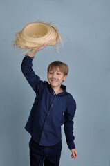 garoto cômico com chapéu de palha caipira 