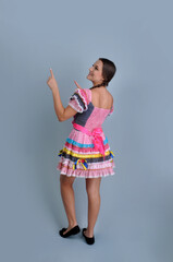 beldade sorridente com roupa de festa junina colorida 