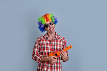 homem cômico engraçado com peruca colorida e viola 