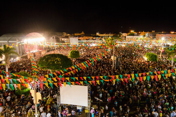 multidão em show musical durante festa junina em assu, rio grande do norte, brasil	