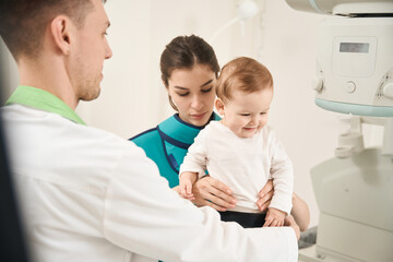 Obraz premium Experienced radiologist preparing child for diagnostic x-ray procedure